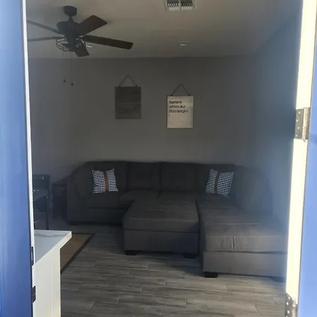 Modern Apartment In The Groves